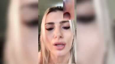Sarah Caus si užívá anální masturbaci s dildem