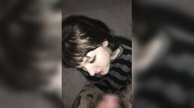 Elleslovexoxo dostane sperma na obličej po kouření
