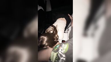 Lov3lyChick dostane creampie na zadním sedadle
