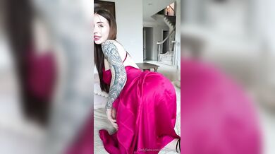 Kráska Elise Laurenne si hraje se svým dildem