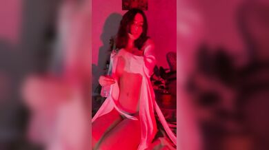 Prsatá brunetka MurkaMeow roztápí led na svém žhavém sexy těle