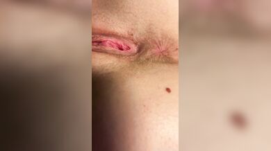 Blondýnka Ritorikiss předvádí své díry v detailním záběru