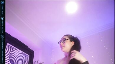 Emily Hill si plní kundičku kovovou hračkou