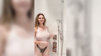 Blondýnka s velkými prsy Megan Guthrie dráždí ve sprše