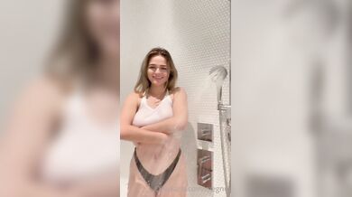 Blondýnka s velkými prsy Megan Guthrie dráždí ve sprše