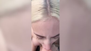 Rusitaok si natírá velká prsa olejem pro žhav šukání prsama