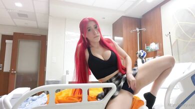 Zoey Di Giacomo si hraje sama se sebou na nemocničním lůžku