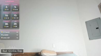Prsatá chlupatá MILF blondýnka předvádí své velké přírodní křivky