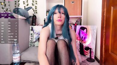 Drobná super štíhlá prsatá anime teenka