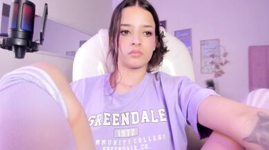 Velmi hezká teenka si dá sólo škádlení před webkamerou