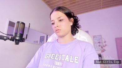 Velmi hezká teenka si dá sólo škádlení před webkamerou