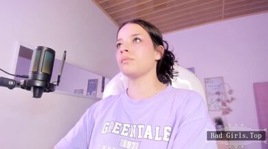Velmi hezká teenka si dá sólo škádlení před webkamerou