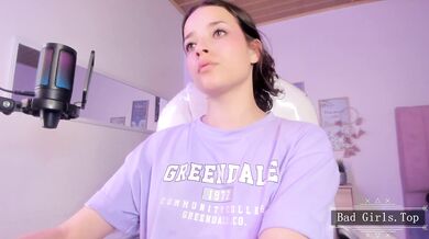 Velmi hezká teenka si dá sólo škádlení před webkamerou