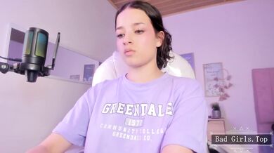 Velmi hezká teenka si dá sólo škádlení před webkamerou