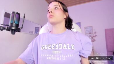 Velmi hezká teenka si dá sólo škádlení před webkamerou