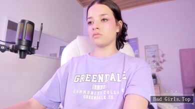 Velmi hezká teenka si dá sólo škádlení před webkamerou