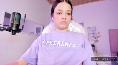 Velmi hezká teenka si dá sólo škádlení před webkamerou
