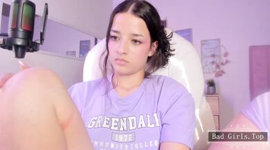 Velmi hezká teenka si dá sólo škádlení před webkamerou