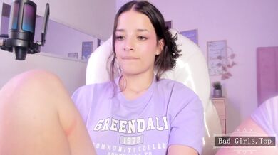 Velmi hezká teenka si dá sólo škádlení před webkamerou