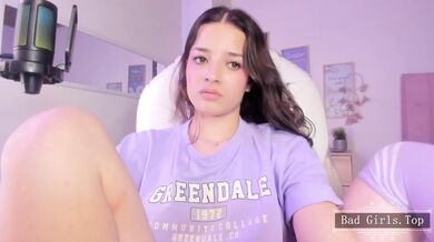 Velmi hezká teenka si dá sólo škádlení před webkamerou