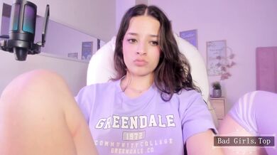 Velmi hezká teenka si dá sólo škádlení před webkamerou