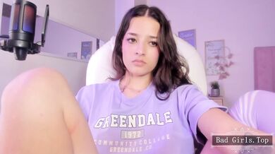 Velmi hezká teenka si dá sólo škádlení před webkamerou