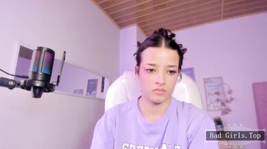 Velmi hezká teenka si dá sólo škádlení před webkamerou