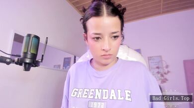 Velmi hezká teenka si dá sólo škádlení před webkamerou