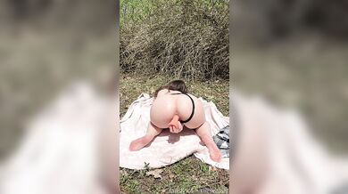 Nadržená teenja TheRealAly masturbuje svou kundičku v lese