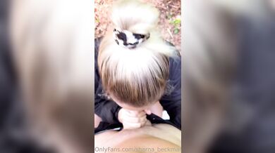 Blondýnka Thesashaxo dělá hluboký orál venku