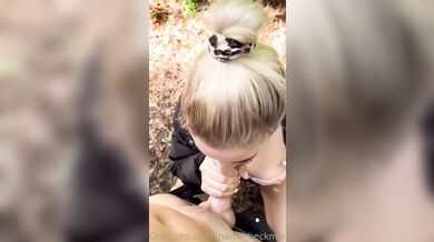 Blondýnka Thesashaxo dělá hluboký orál venku