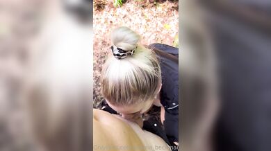 Blondýnka Thesashaxo dělá hluboký orál venku