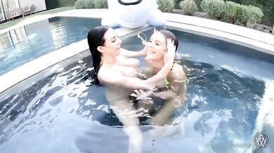 Angela White líže Gabbie Carterové kundičku v bazénu