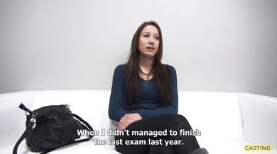Ingrid se svléká a předvádí svá malá prsa