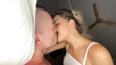 Lil Karina si užije drsnou jízdu v hotelovém pokoji