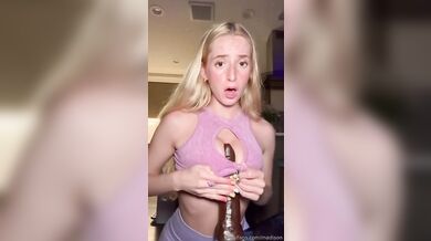 Blondýnka Madison Moores se rozdovádí s velkým černým ptákem