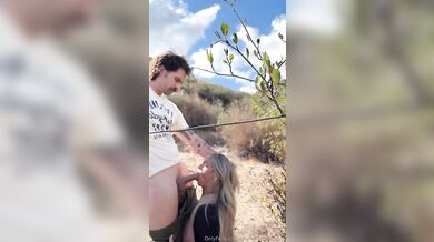 Prsatá blondýnka Kayley Gunner kouří a jezdí na velkém bílém ptáku venku i v autě