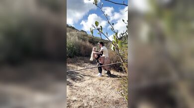Prsatá blondýnka Kayley Gunner kouří a jezdí na velkém bílém ptáku venku i v autě
