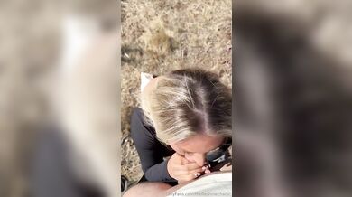 Prsatá blondýnka Kayley Gunner kouří a jezdí na velkém bílém ptáku venku i v autě
