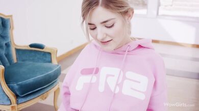 Eva Elfie je přistižena s tlustým pérem v puse a tvrdě na něm jezdí