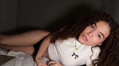 Latina s kudrnatými vlasy svádí svého nevlastního bratra a nechá se do ní vystříkat