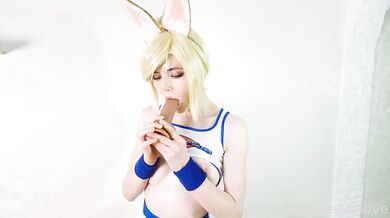 Webtolove si hraje se svými hračkami v kostýmu Loly Bunny