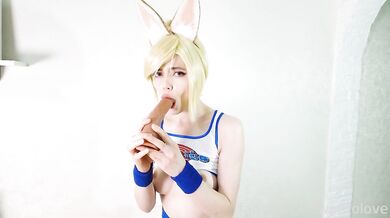 Webtolove si hraje se svými hračkami v kostýmu Loly Bunny