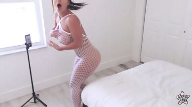 Lexis Star dostává tvrdou jízdu v bílém síťovaném body