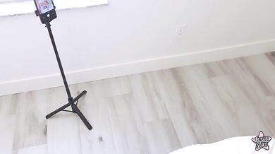 Lexis Star dostává tvrdou jízdu v bílém síťovaném body