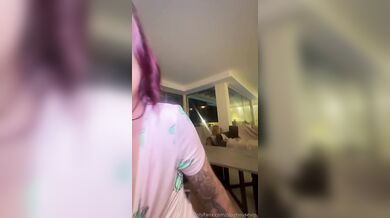 Zoe Grey kouří a skáče na velkém černém ptákovi