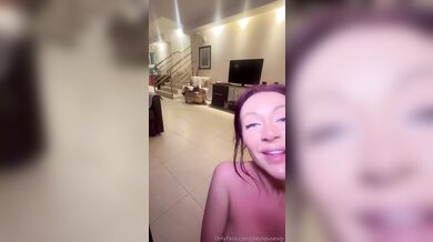 Zoe Grey kouří a skáče na velkém černém ptákovi