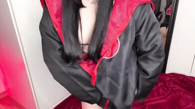 Lua.Uchiha kouří ptáka ve svém Akatsuki cosplayi