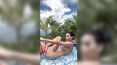 Dahyana Gaitan si hraje sama se sebou v bazénu