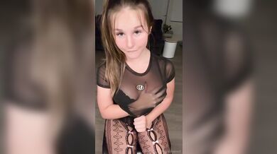 Kočka Lexi Marvel si smyslně hraje se svými prsy